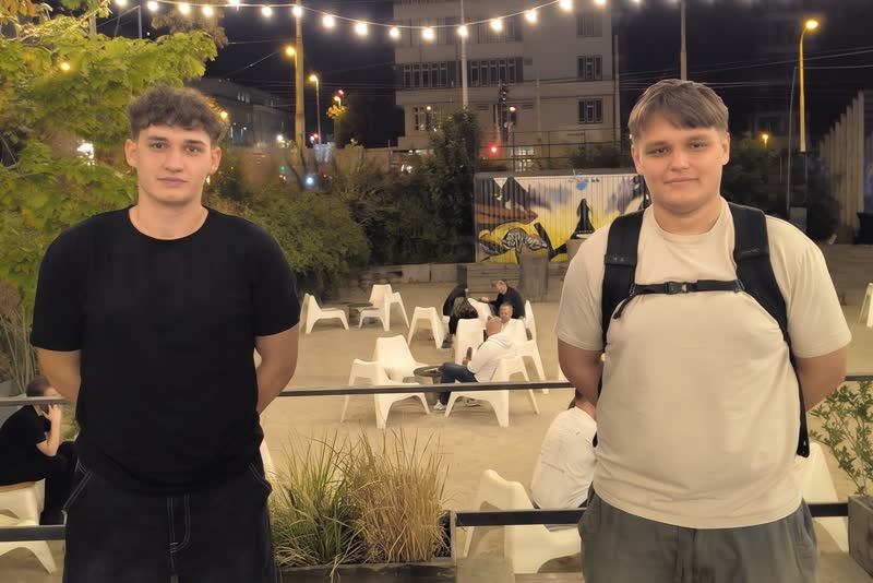 Štěpán Škába a Jonáš Karel Pavlatovský z wpage večer venku pod světýlky